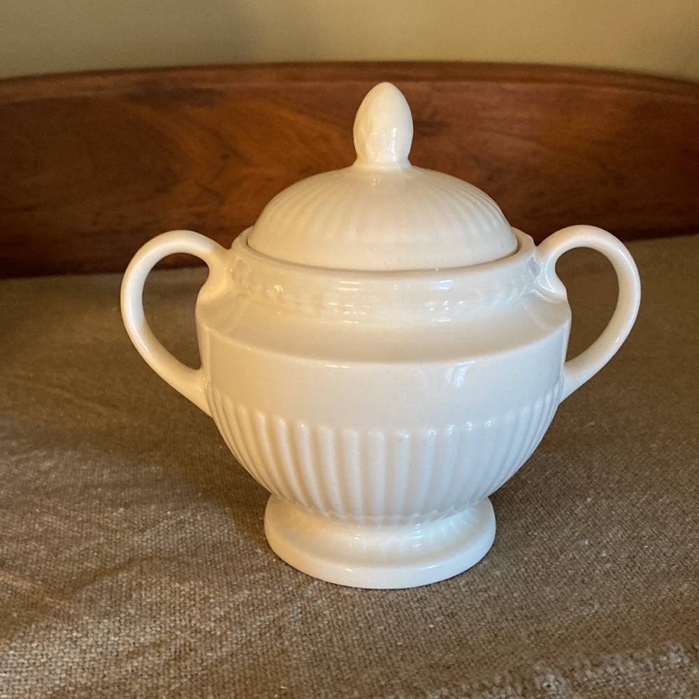 Wedgwood Edme Cream and Sugar Set - Picture 3 of 7